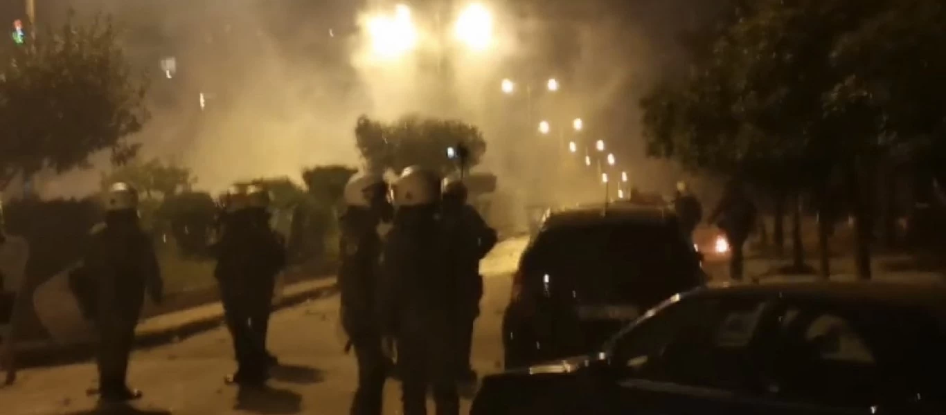 Πολεμικό το τοπίο στη Νέα Σμύρνη με ρίψεις μολότοφ και ρίψεις χημικών